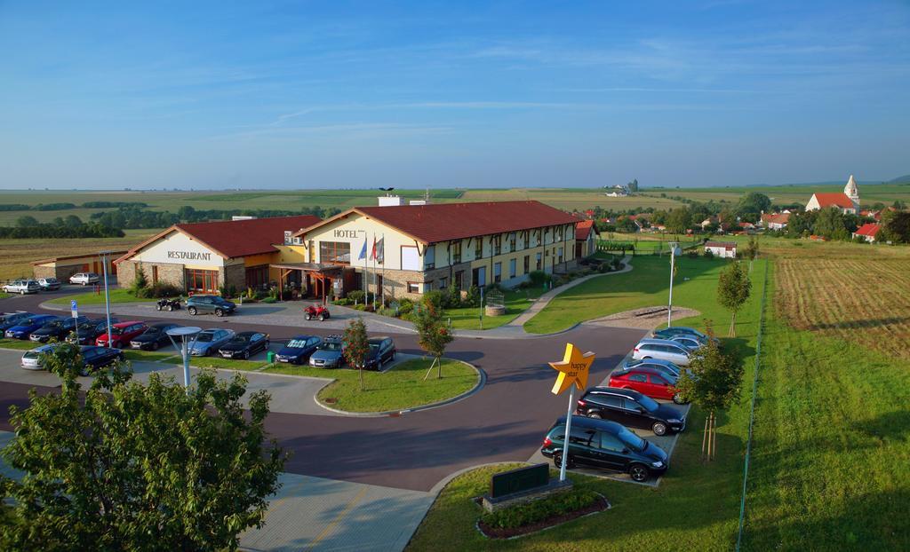 Wellness Hotel Happy Star Hnanice  Dış mekan fotoğraf